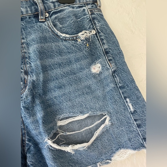 American Eagle Pride Medium Wash Denim Highest Rise Baggy Shorts Distressed; 14 - Picture 3 of 10